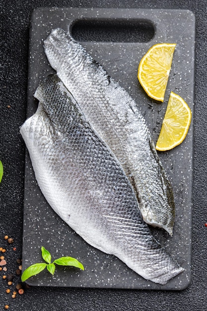 魚のシーバスの切り身 シーフードの食事 食べ物 おやつ テーブルの上 コピースペース 食べ物の背景