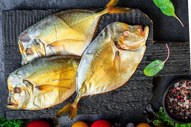 魚の海の鋤骨の燻製料理のスナックミール