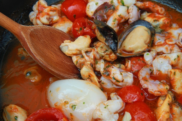 Zuppa di pesce e frutti di mare