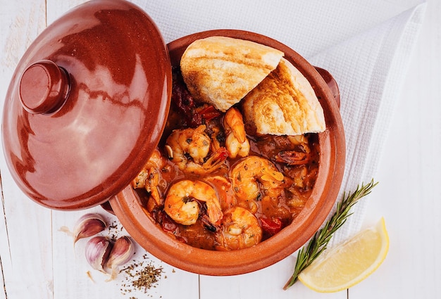 Photo fish soup with prawns on top view