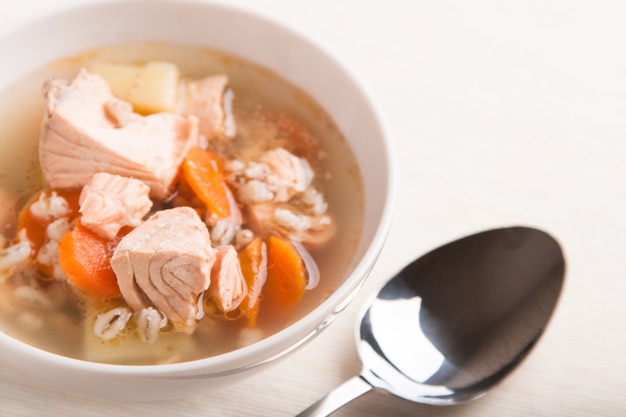 Photo fish soup with salmon and orge perle