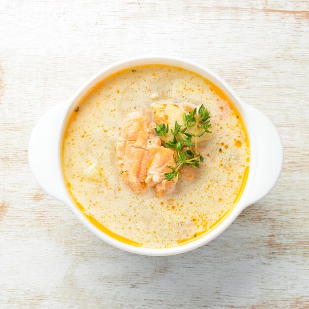 Рыбный суп с овощами Суп в миске Вид сверху Свободное место для текста