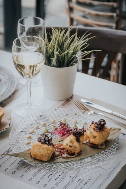 Foto tacos di pesce con salsa tartara e vino morbido