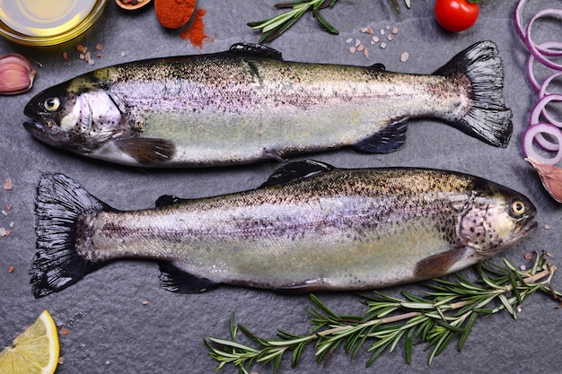 Trota di pesce con spezie e limone