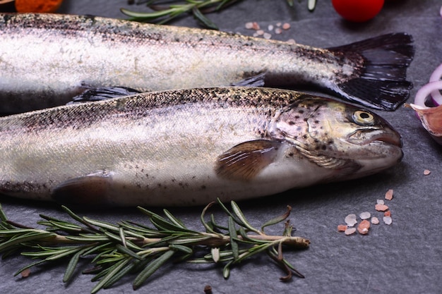 Trota di pesce con spezie e limone