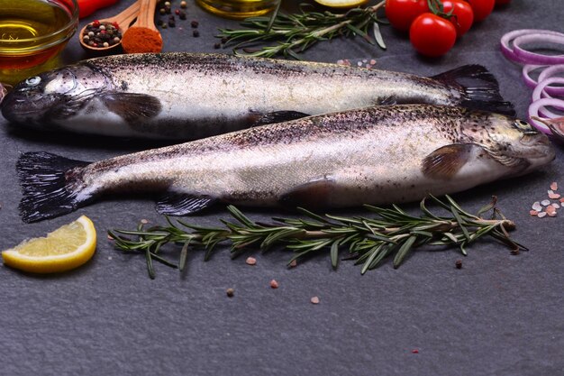 Trota di pesce con spezie e limone