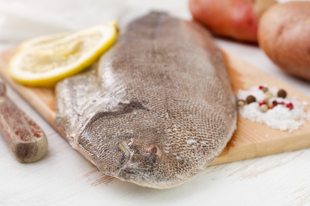 Photo fish with lemon and potato