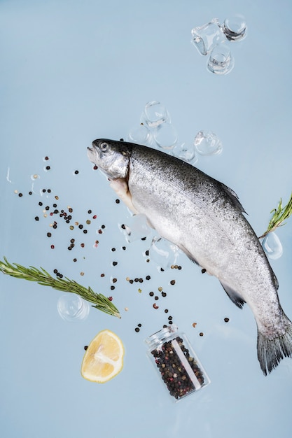 Foto pesce con spezie e cubetti di ghiaccio