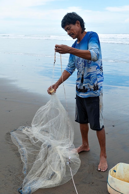 浜辺の漁師