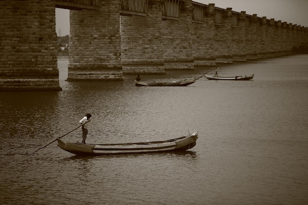 Foto pescatore in barca sul fiume