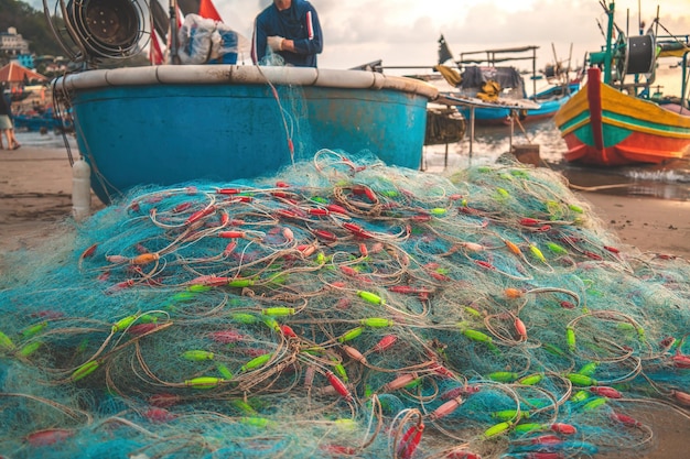 Pescatore che getta la sua rete all'alba o al tramonto i pescatori tradizionali preparano la rete da pesca