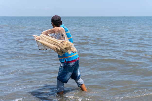 海に網を投げる漁師