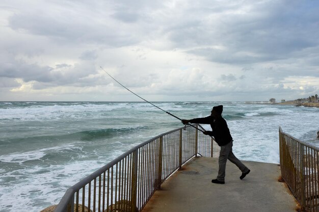 写真 漁師は海で魚を捕まえる