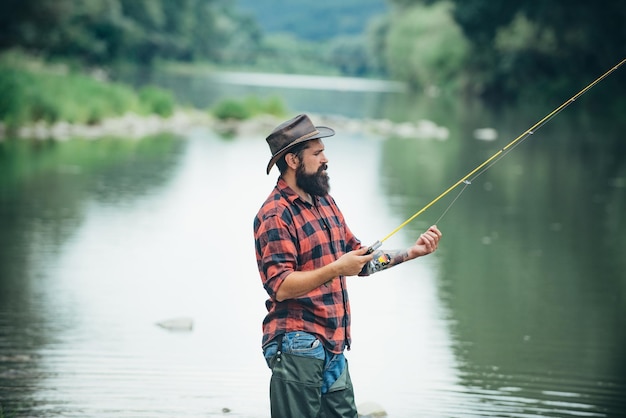 漁師が魚を捕まえた男が川で釣りをしている