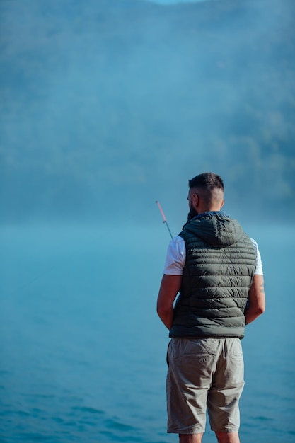 湖畔で釣りをする漁師