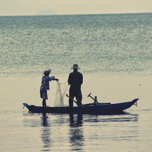 写真 海で釣りをする漁師