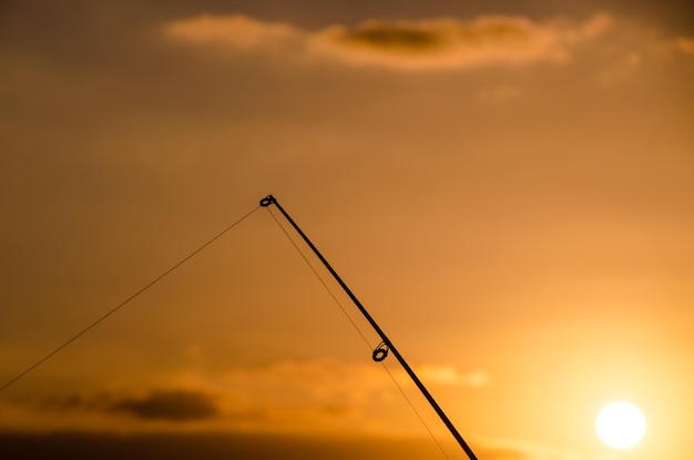 Foto sagoma di canna da pesca del pescatore