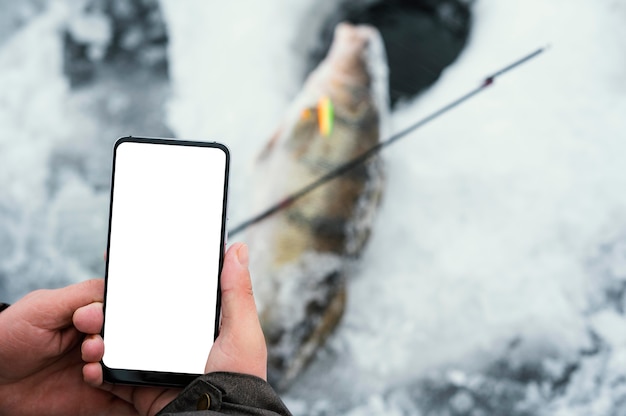 Pescatore che tiene un telefono in bianco