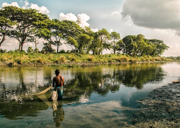 Foto il pescatore in un piccolo villaggio river