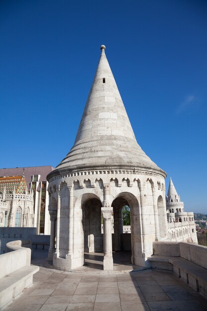 Fisherman's Bastion is een terras in neogotische en neoromaanse stijl, de beroemde bezienswaardigheid van Boedapest