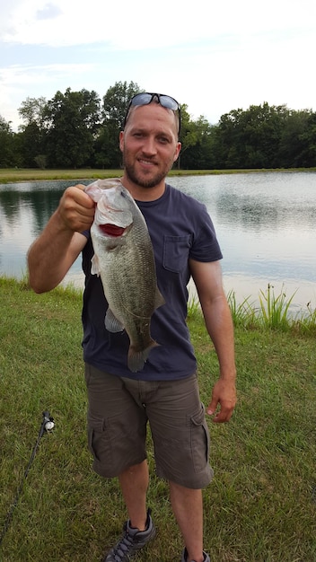 Photo fisherman showing fish