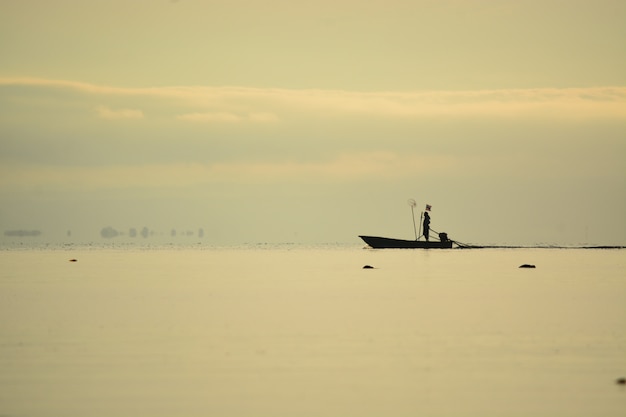 海で船に乗っている漁師