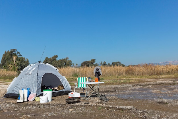 Photo fisherman tent by the water of lake kinneret, israel