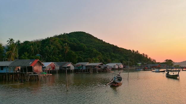 写真 コヤオヤイ、タイの夕方の漁師の村