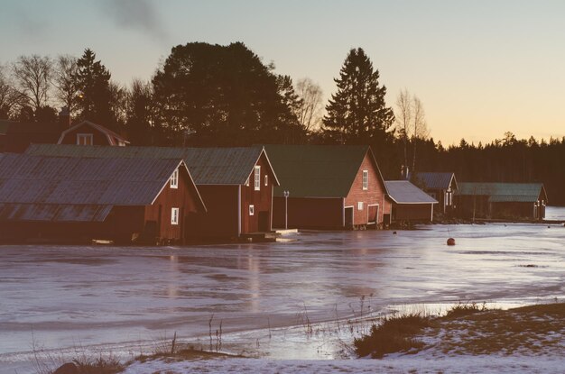 日没後の冬のスウェーデンの漁師の村冬の季節のスカンジナビアの背景