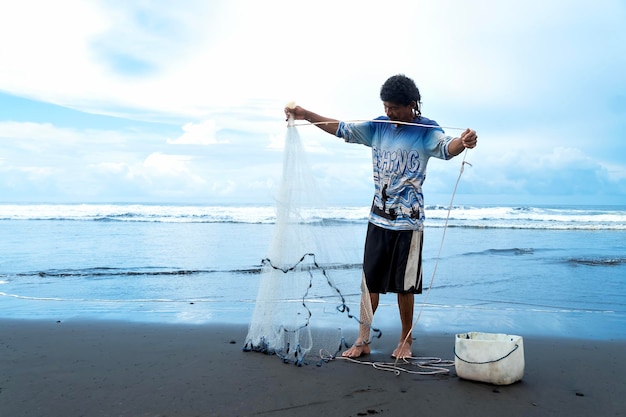 太平洋で網を持つ漁師