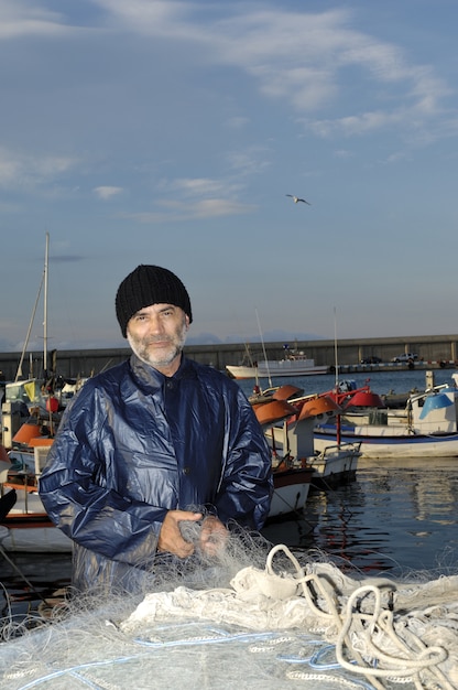 Foto pescatore che lavora nel porto di pesca