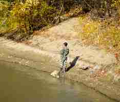 Photo fishermen on the bank of the river in autumn fishing the bait