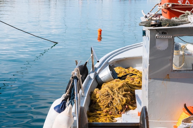 Foto barca dei pescatori allo spazio della copia del mare netto del porto