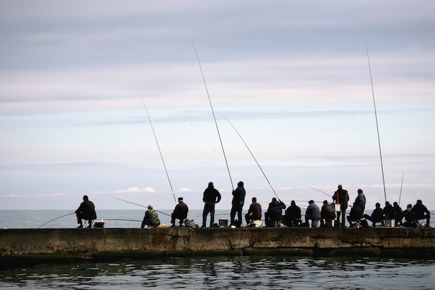 Foto i pescatori pescano in mare