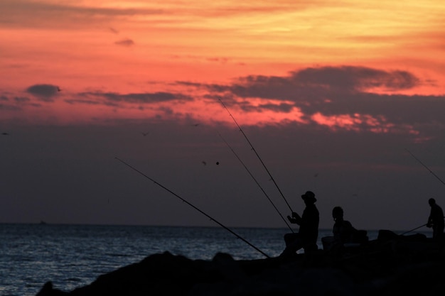 マルマラ海の夕日で釣りをする漁師