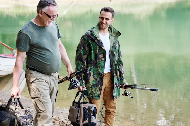 Foto pescatori con attrezzatura da pesca che parlano