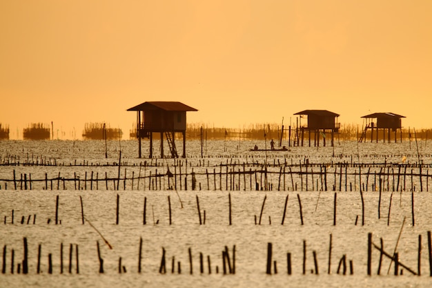 Photo fishermen wooden houses at sunrise