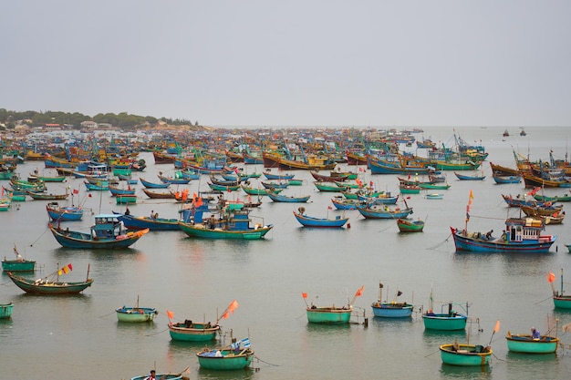 Barche di pescatori nel porto del vietnam