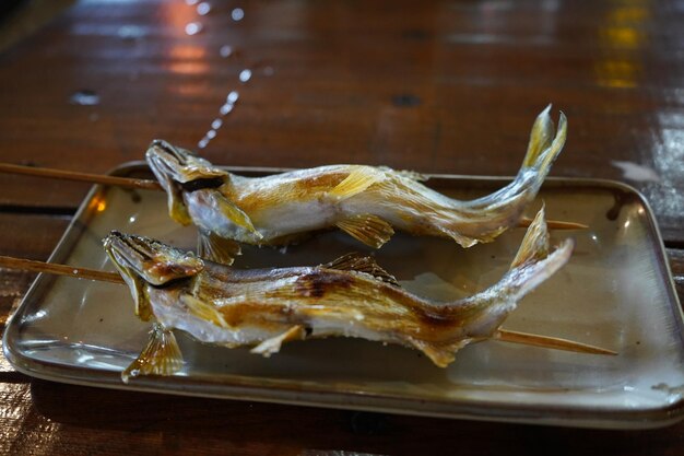 写真 テーブルの上の皿に置かれた魚