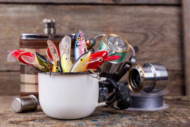 Foto i wobblers delle esche da pesca sporgono dalla tazza del metallo bianco