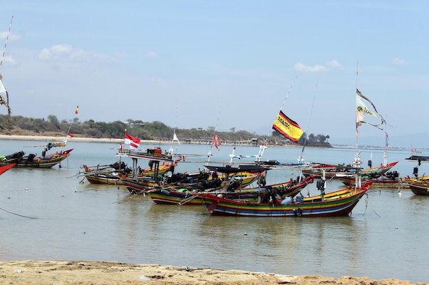 Photo fishing boat on the beach fishermen