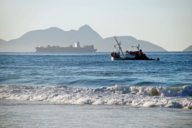 Рыбацкая лодка на пляже Копакабана в Рио-де-Жанейро