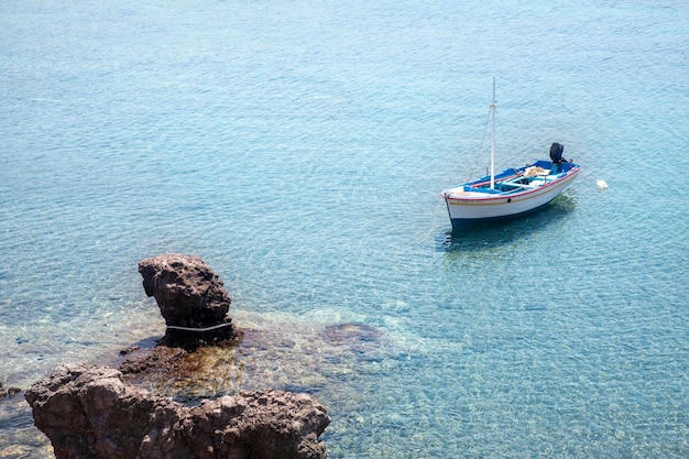 真っ青な海に浮かぶ漁船