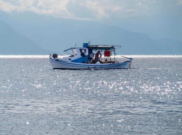 Barca da pesca e pesca nel mar egeo in grecia