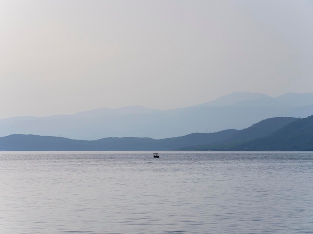 ギリシャのエヴィア島近くのエーゲ海でのフィッシングボートと日没時の釣り