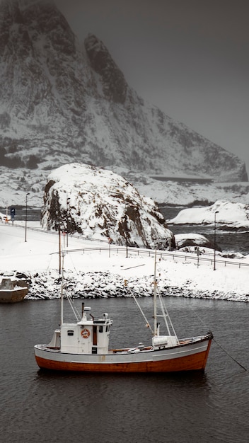 Foto peschereccio al mare norvegese all'isola di lofoten, norvegia