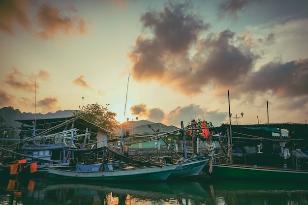 Photo fishing boat in the river. a working fishing boat for sale on the river. fishing boat used - 02