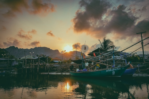 Photo fishing boat in the river. a working fishing boat for sale on the river. fishing boat used - 04