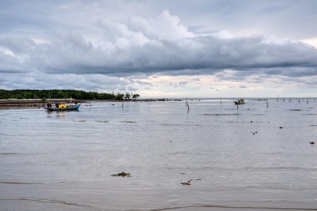 рыбацкая лодка, плывущая вдали от моря