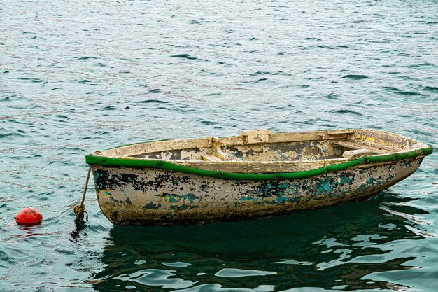 Foto barca da pesca in mare